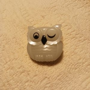 💙 Vintage Avon Plastic Owl Brooch/ Pendant from the 1970's.